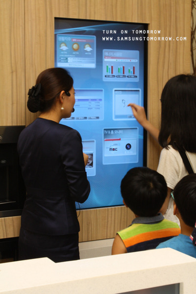 홈쇼핑으로 자동 주문하는 기능을 살펴보는 아이들