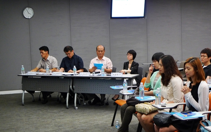 발표를 듣는 심사위원단