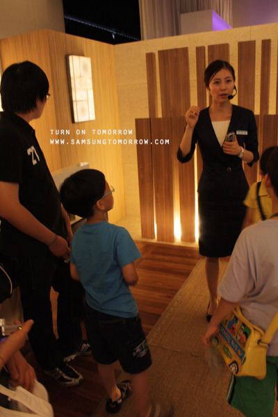 설명하는 안내원