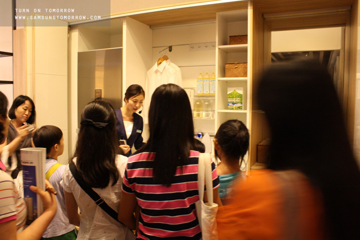 설명하는 안내원