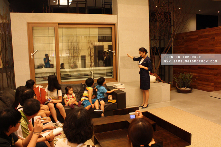 설명하고 있는 안내원