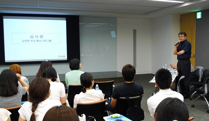 심사평을 하는 김정현 부장