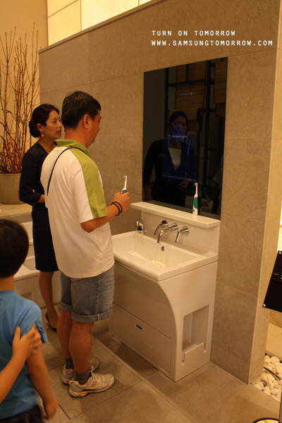 진동 칫솔기를 체험하는 사람