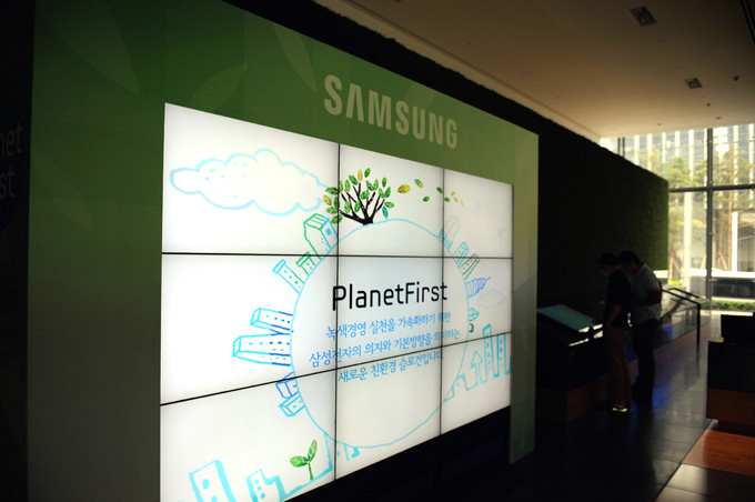 삼성전자의 새로운 친환경 슬로건 Planet First 디스플레이 