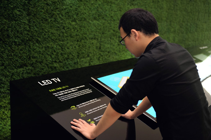 LED TV 소개를 읽고 있는 사람