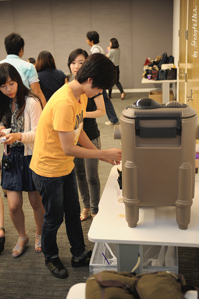 커피를 뽑는 사람들