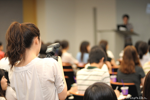 행사를 취재하는 삼성전자의 사내 커뮤니티 LiVE 의 기자