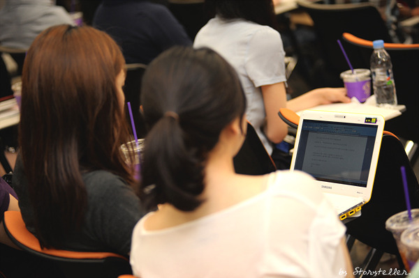 노트북에 메모하는 스토리텔러