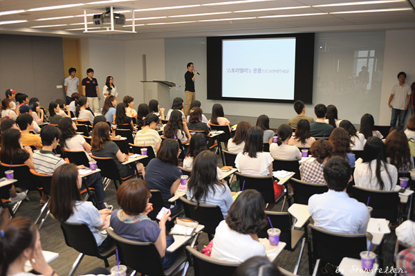 프레젠테이션 중인 스토리 텔러