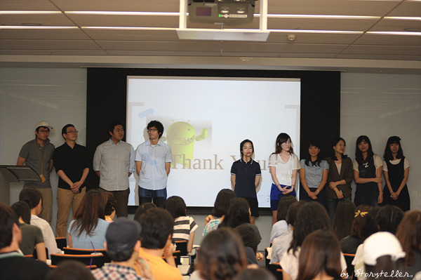 질문과 답변의 시간을 갖는 스토리텔러