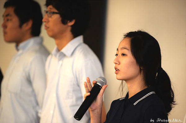 질문과 답변의 시간을 갖는 스토리텔러