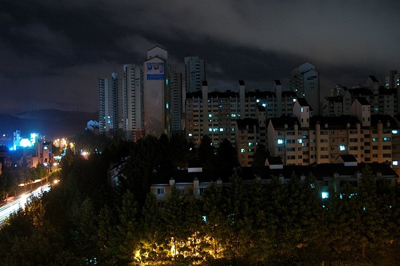 밤이 되어 어두운 아파트단지