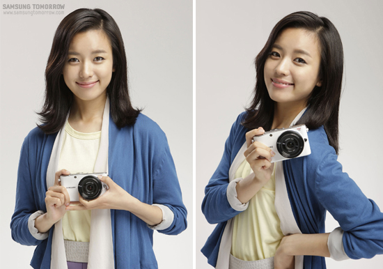 NX100을 들고 있는 한효주
