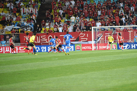 골을 넣고 기뻐하는 선수들