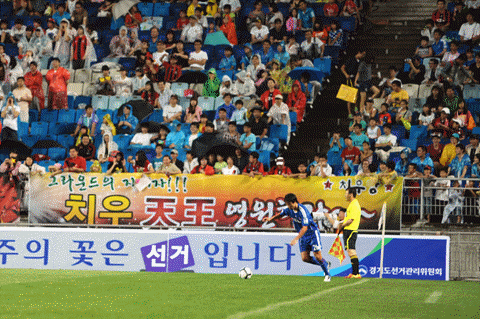 코너킥을 하는 염기훈선수