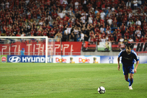 프리킥을 하는 양상민 선수