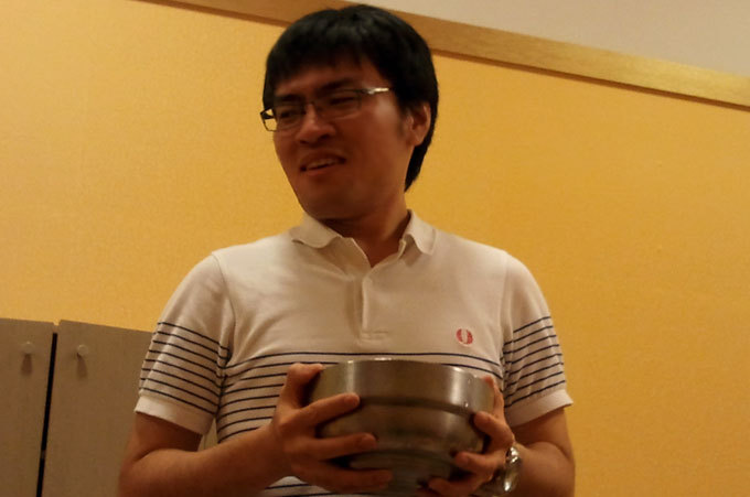 냉면그릇을 들고 있는 사람