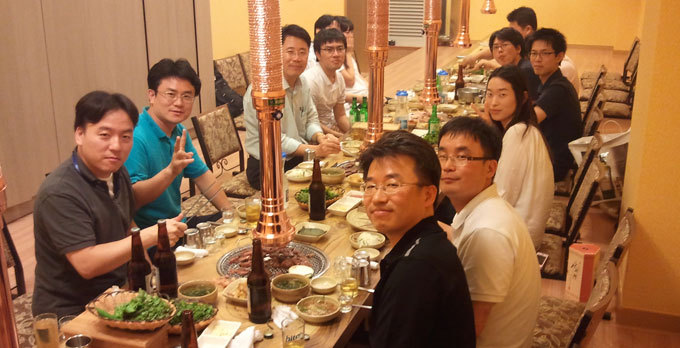 회식중인 사람들