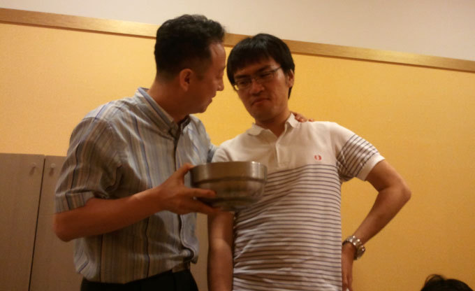 술사발을 들고 있는 사람