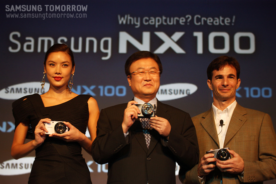 NX100을 들고있는 모델과 삼성 직원들