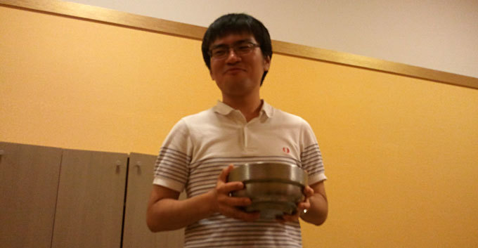 냉면그릇을 들고 있는 사람