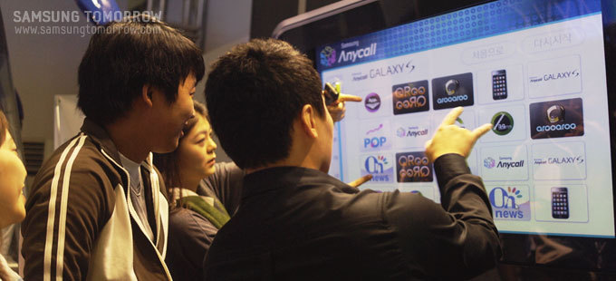 갤럭시s를 체험하는 사람들