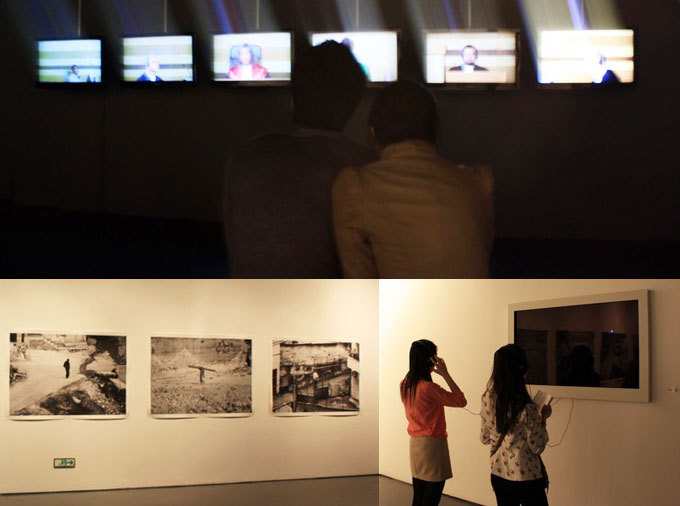 영상물과 사진을 보는 사람들