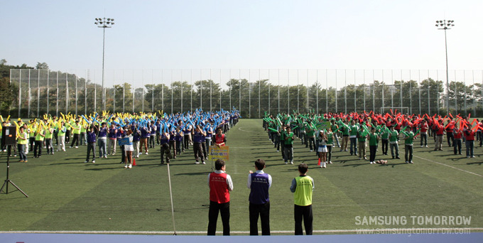 팀별로 줄서있는 사람들