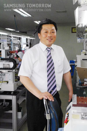 공장내부의 남기군 상무