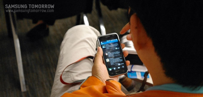 '스마트 TV 오픈 세미나' 를 듣고 있는 남자