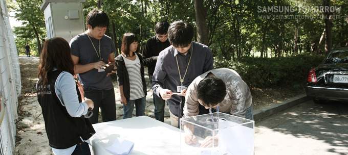 행운권을 응모하는 사람들