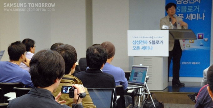 강의하는 관동대 명지병원 IT의료융합 연구소 하이컨셉&하이터치 정지훈 연구소장