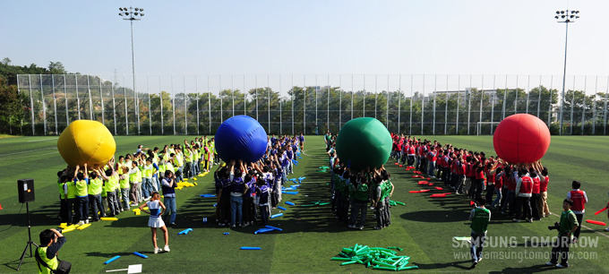 공굴리기 게임 중인 사람들