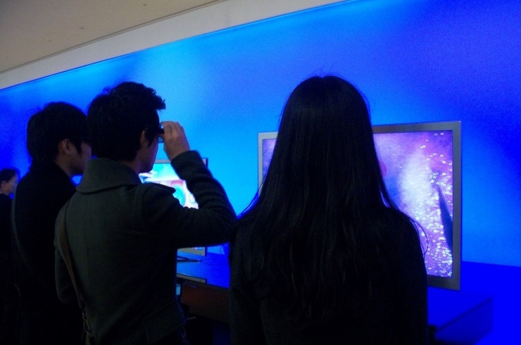 삼성 스마트 TV를 구경중인 노미진