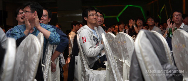 공연을 관람하는 사람들