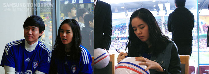 축구공에 싸인하는 한가인