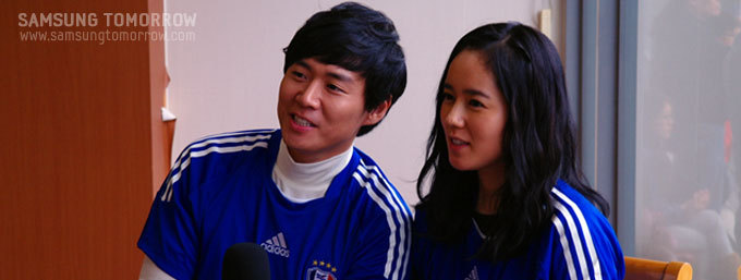 인터뷰 중인 연정훈과 한가인