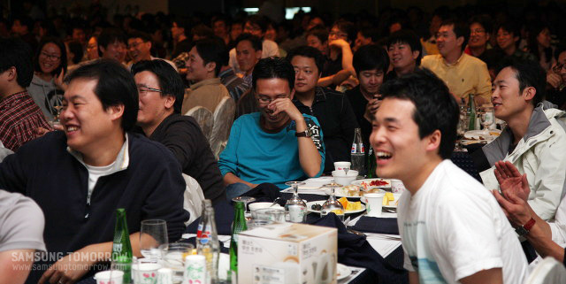 즐거워하는 사람들