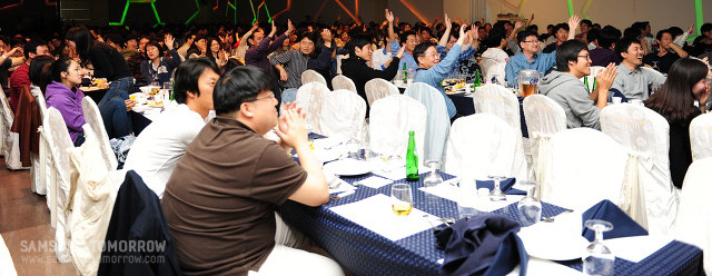 즐거워하는 사람들