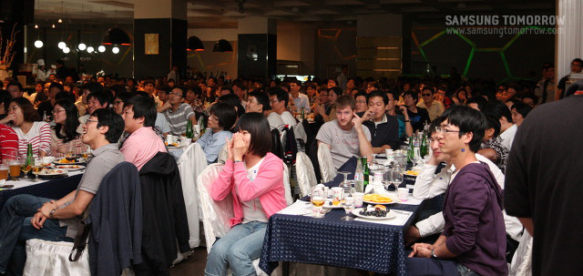 식사중인 직원들