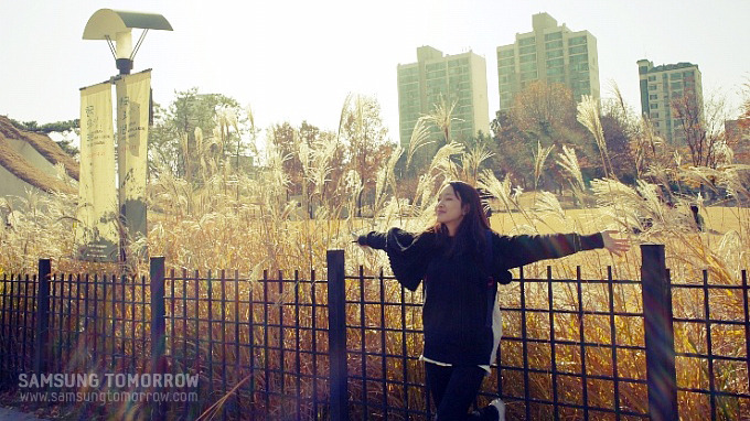 양팔을 벌린 스토리텔러