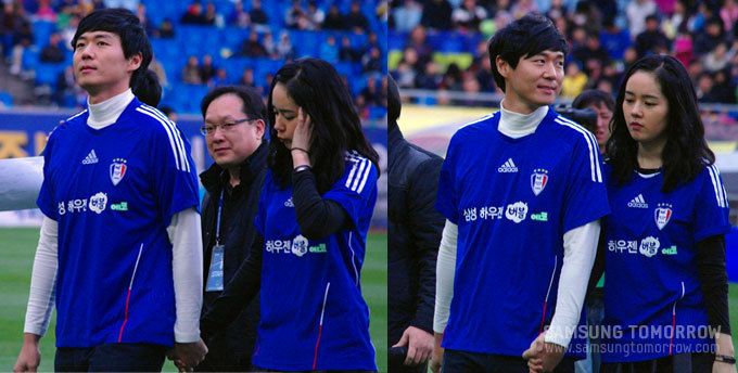 축구장을 걷고있는 한가인과 연정훈