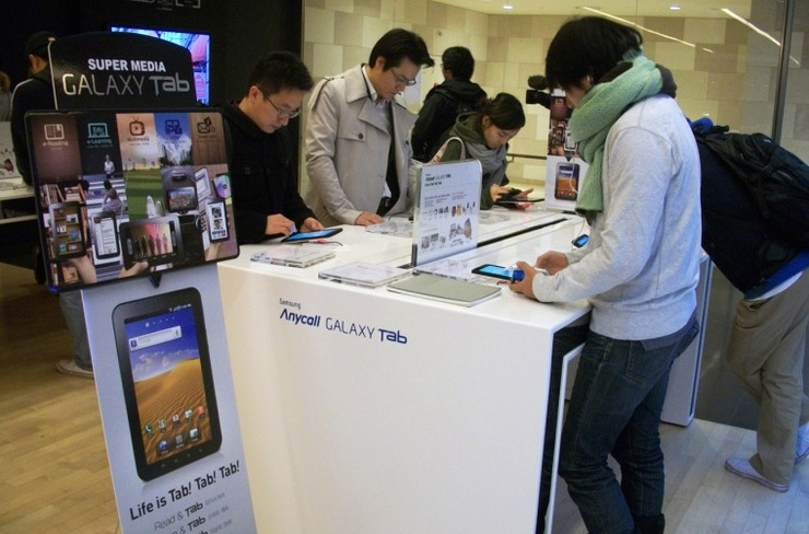 갤럭시 탭을 체험해 보는 사람