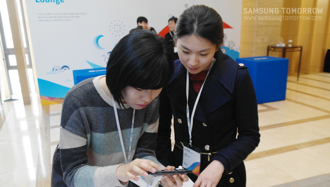 스마트폰 WAVE 2를 체험해보는 두 여성