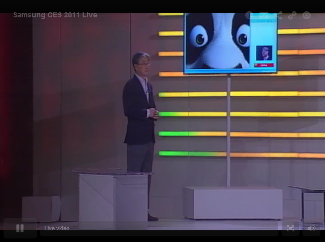 스마트 TV의 SKYPE로 통화하는 윤부근 사장