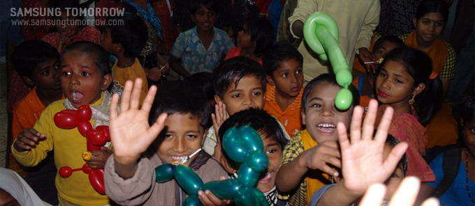 풍선을 받고 즐거워하는 방글라데시 아이들