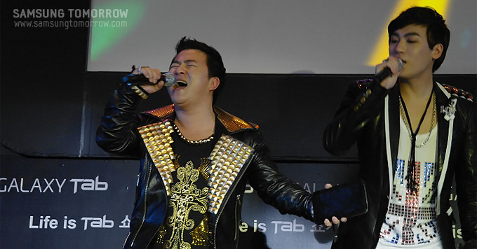 열창하는 허각과 존박