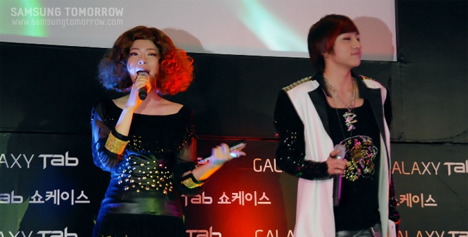 노래하는 장재인과 강승윤