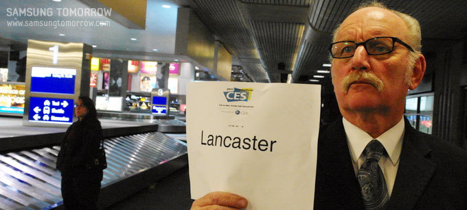 lancaster 종이를 들고 마중나와있는 사람