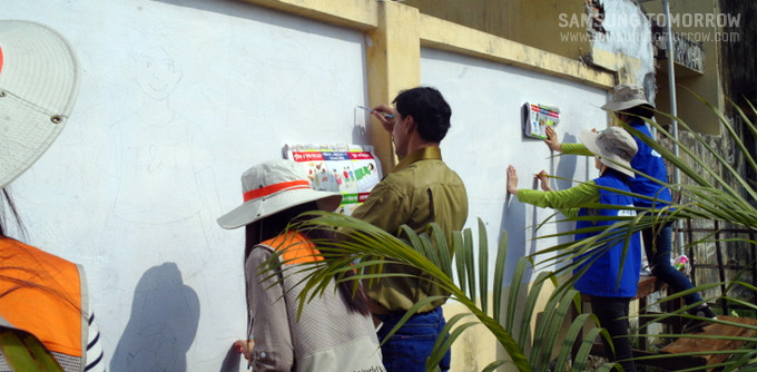 벽화를 그리는 현지인